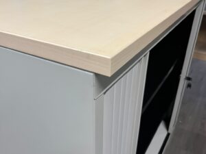Armoire basse métallique grise avec plateau bois – L120 cm
