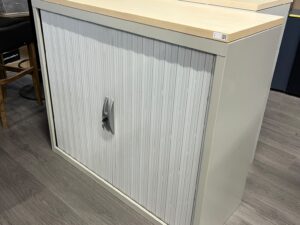 Armoire basse métallique grise avec plateau bois – L120 cm