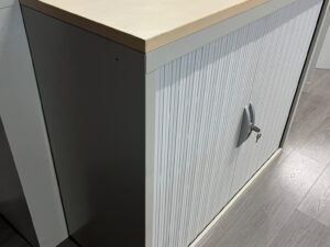 Armoire basse métallique grise avec plateau bois – L120 cm