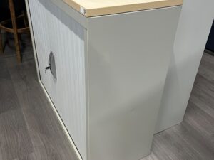 Armoire basse métallique grise avec plateau bois – L120 cm
