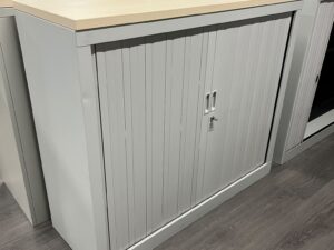 Armoire basse métallique grise avec plateau bois – L120 cm