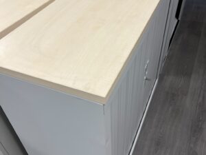 Armoire basse métallique grise avec plateau bois – L120 cm