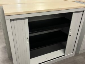 Armoire basse métallique grise avec plateau bois – L120 cm