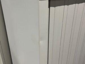 Armoire basse métallique grise avec plateau bois – L120 cm