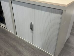 Armoire basse métallique grise avec plateau bois – L120 cm