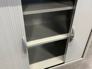 Armoire basse métallique grise avec plateau bois – L120 cm