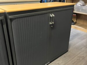 Armoire basse de bureau noire avec plateau bois – L120 cm