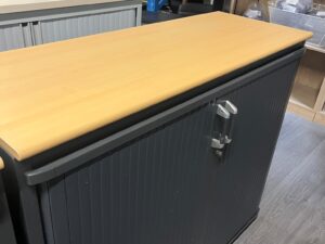 Armoire basse de bureau noire avec plateau bois – L120 cm