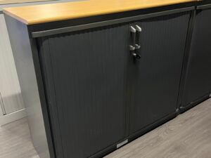 Armoire basse de bureau noire avec plateau bois – L120 cm