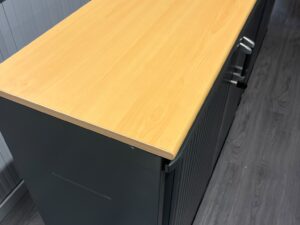 Armoire basse de bureau noire avec plateau bois – L120 cm