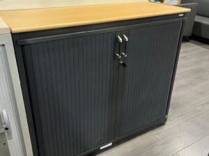 Armoire basse métallique noire avec plateau bois – L120 cm