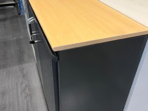 Armoire basse métallique noire avec plateau bois – L120 cm