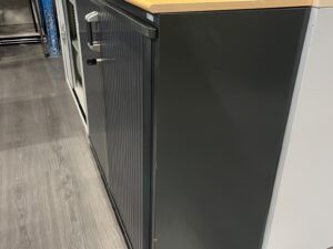 Armoire basse métallique noire avec plateau bois – L120 cm