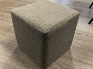 Petit pouf en tissu gris – 32 cm