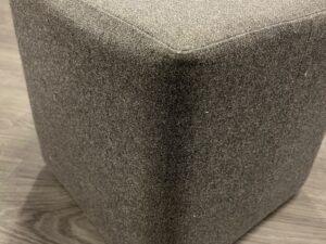 Petit pouf en tissu gris – 32 cm