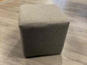 Petit pouf en tissu gris – 32 cm