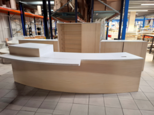 Comptoir et arrière-comptoir en bois moucheté coloré – L330 cm