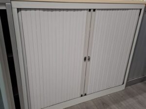 Armoire basse métallique grise avec plateau bois – L120 cm