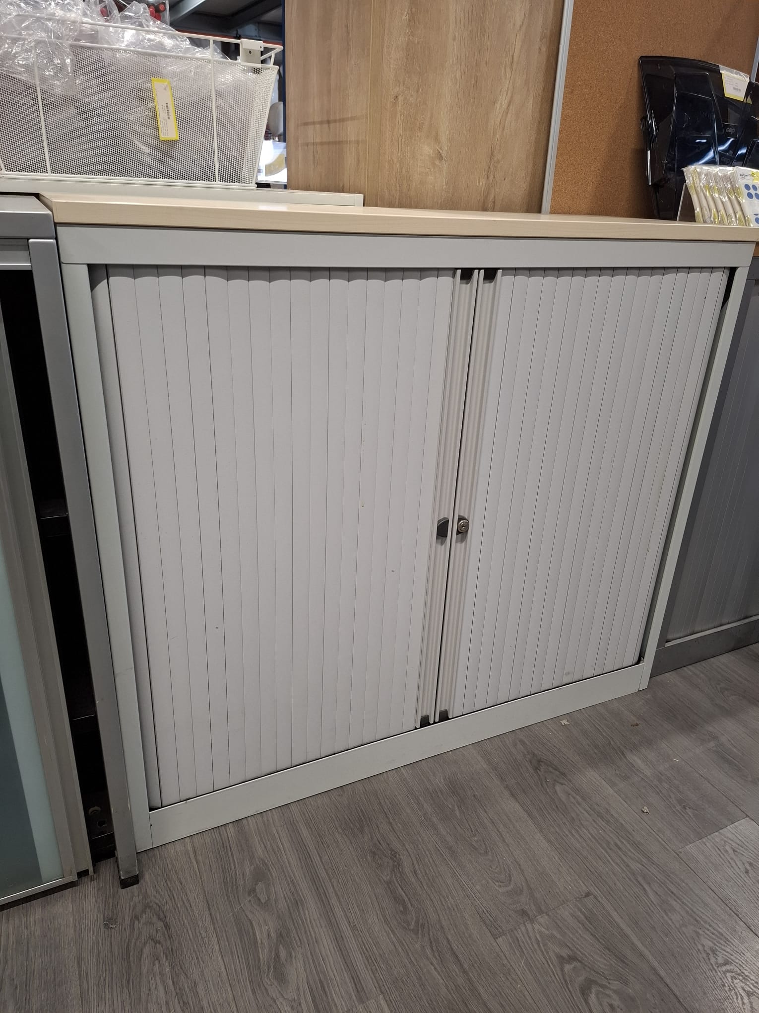 Armoire basse métallique grise avec plateau bois – L120 cm