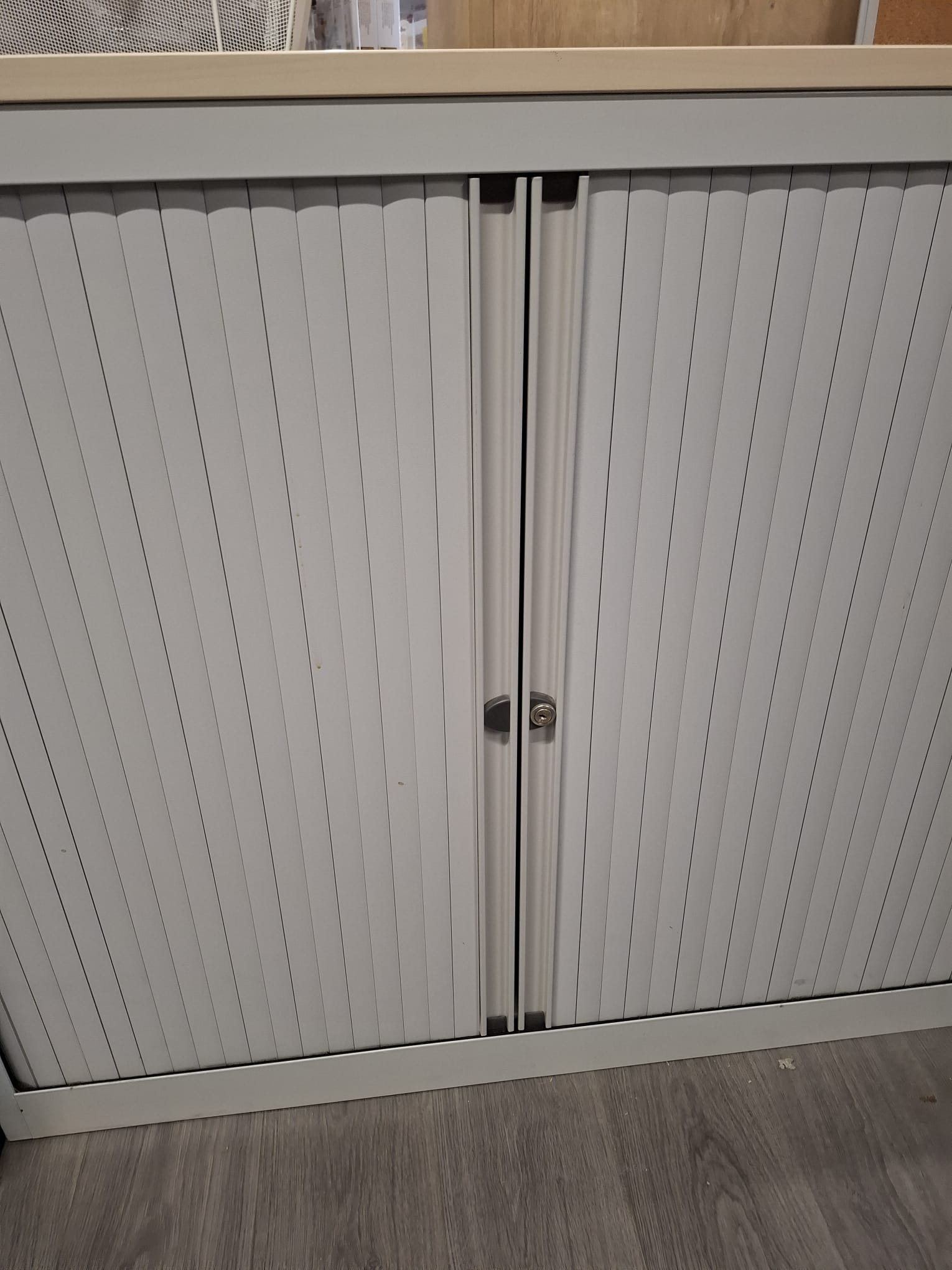 Armoire basse métallique grise avec plateau bois – L120 cm