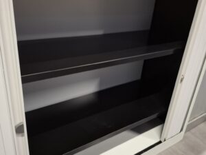 Armoire basse métallique grise avec plateau bois – L120 cm