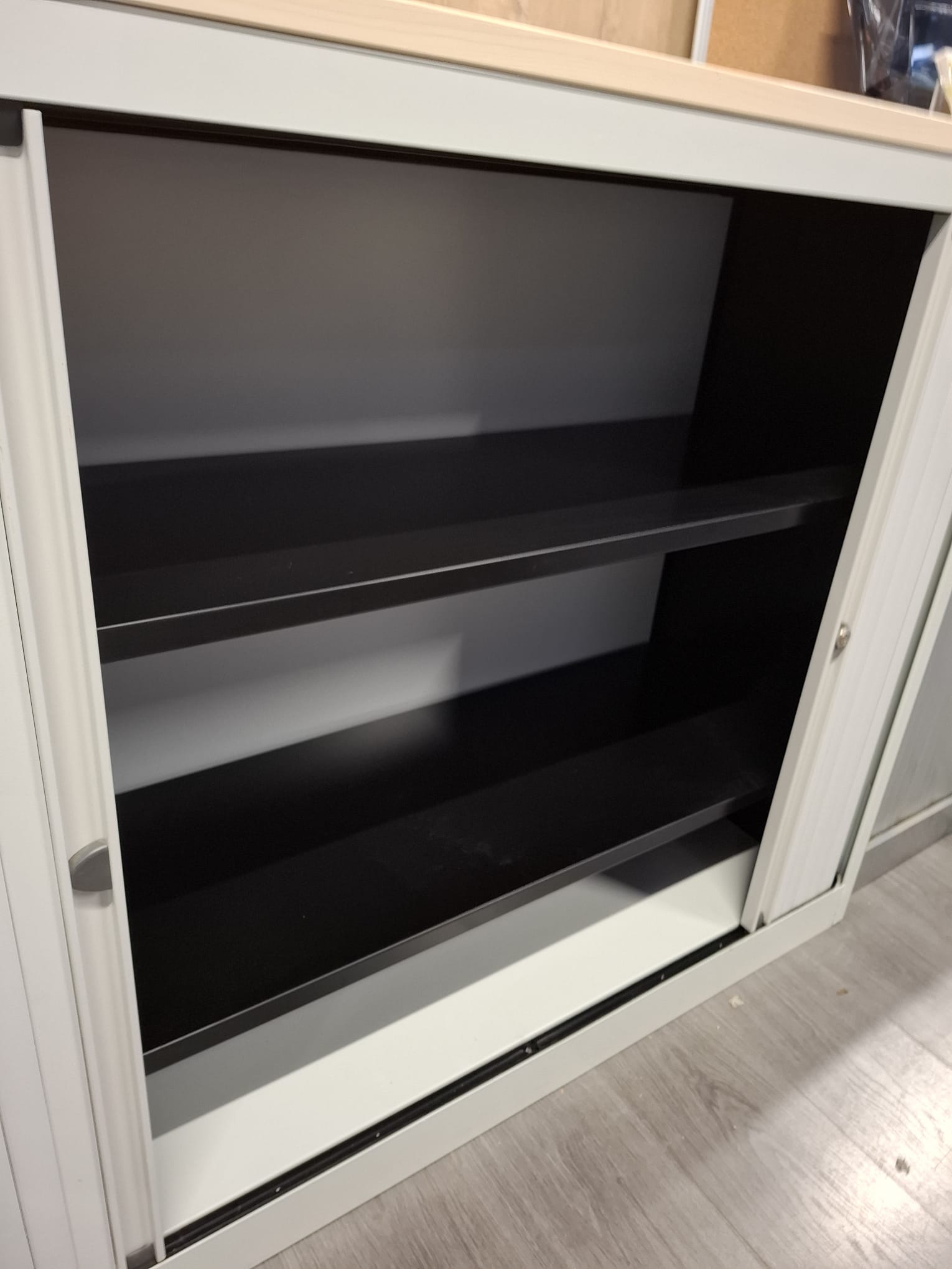 Armoire basse métallique grise avec plateau bois – L120 cm – Image 3