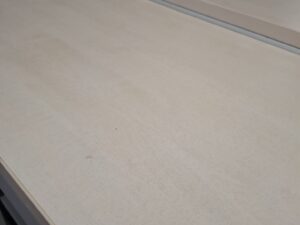 Armoire basse métallique grise avec plateau bois – L120 cm
