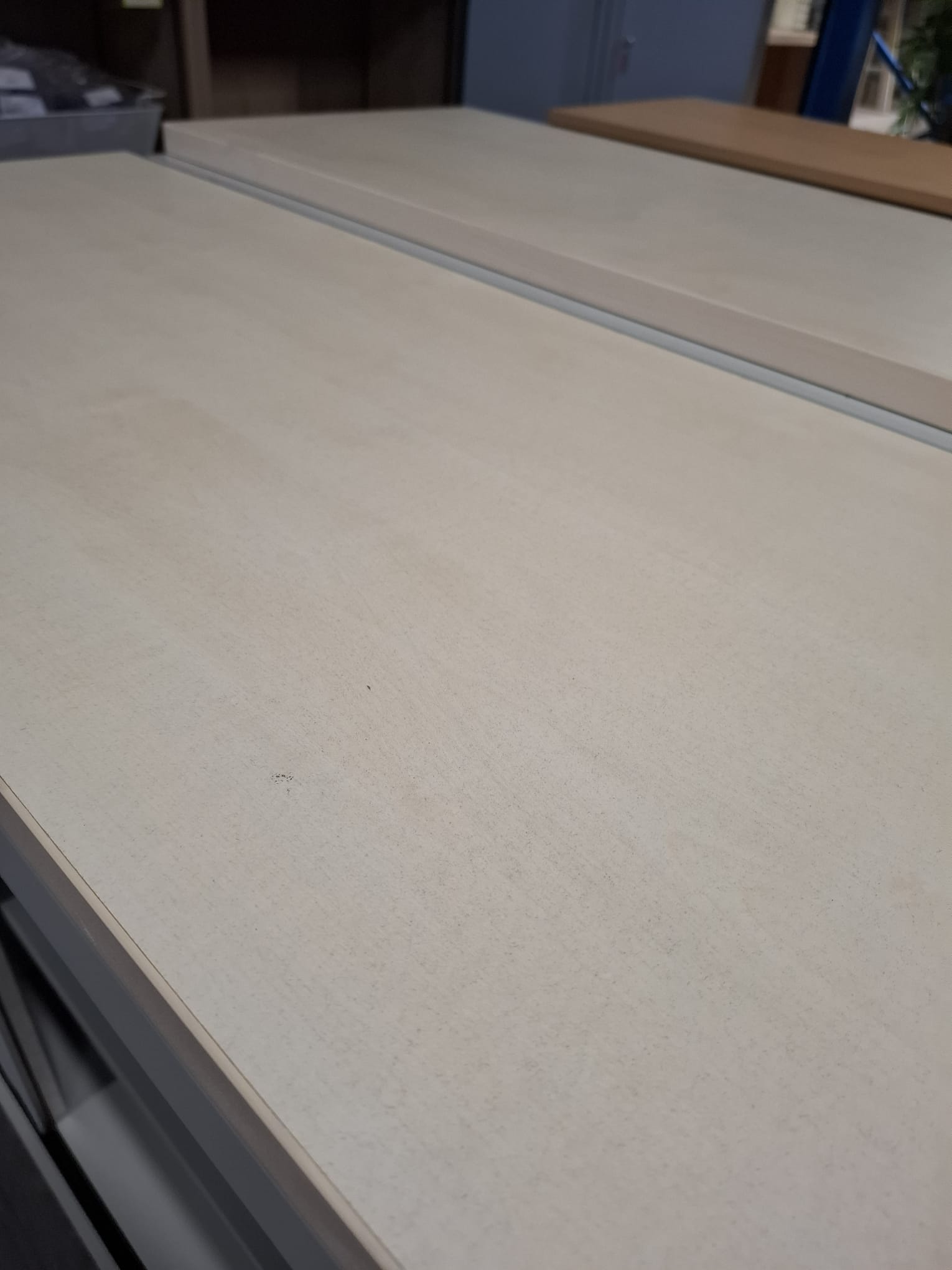Armoire basse métallique grise avec plateau bois – L120 cm – Image 4