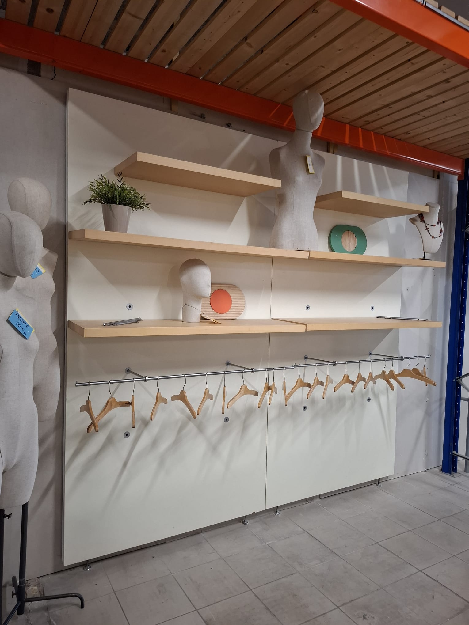 Elément Mural de Présentation + Accessoires L 125 cm