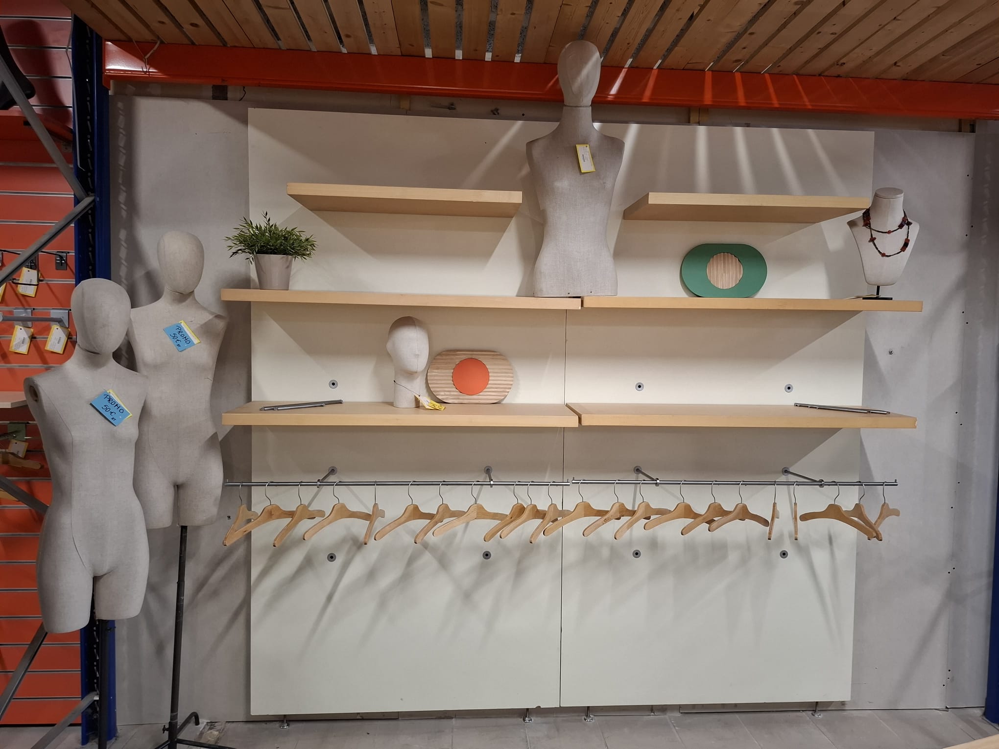 Elément Mural de Présentation + Accessoires L 125 cm