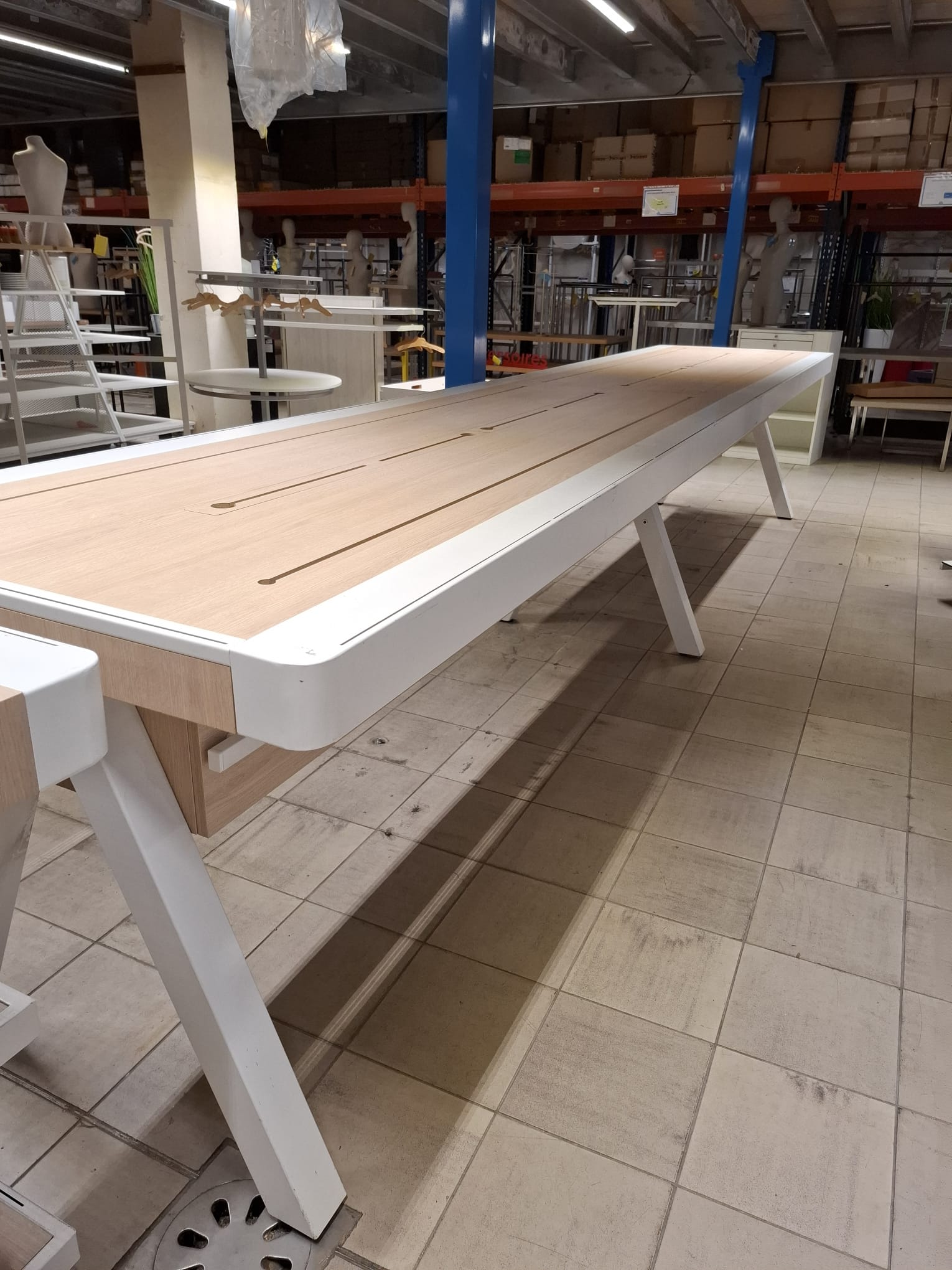 Table de présentation avec trappes de rangement L 500 cm