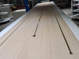 Table de présentation avec trappes de rangement L 500 cm