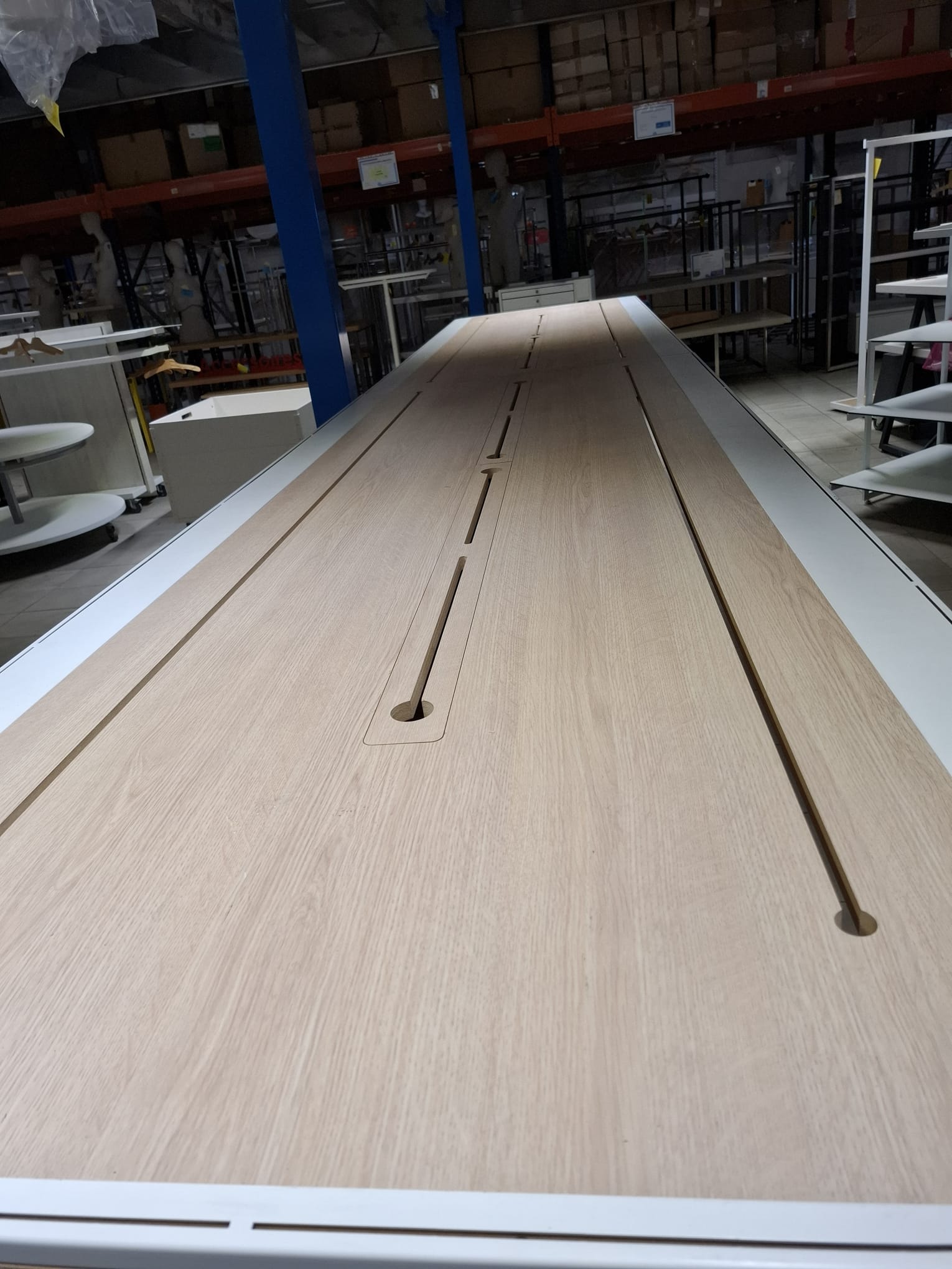 Table de présentation avec trappes de rangement L 500 cm – Image 3