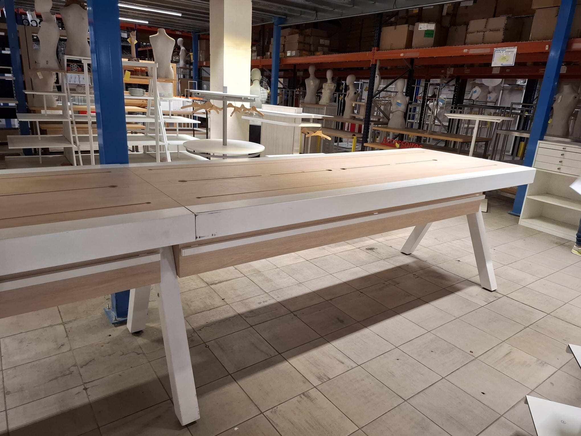 Table de présentation avec trappes de rangement L 500 cm – Image 4