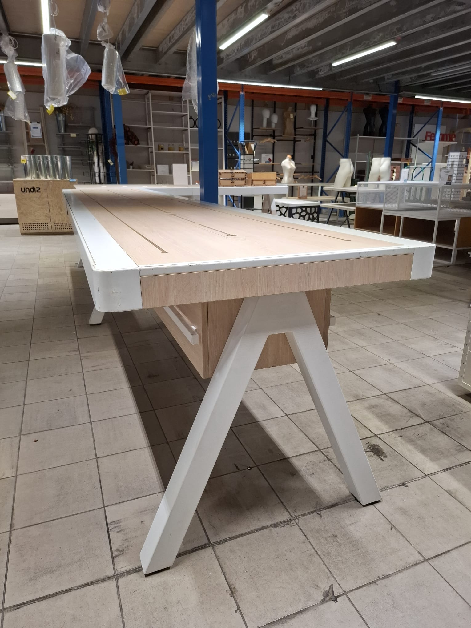 Table de présentation avec trappes de rangement L 500 cm – Image 6