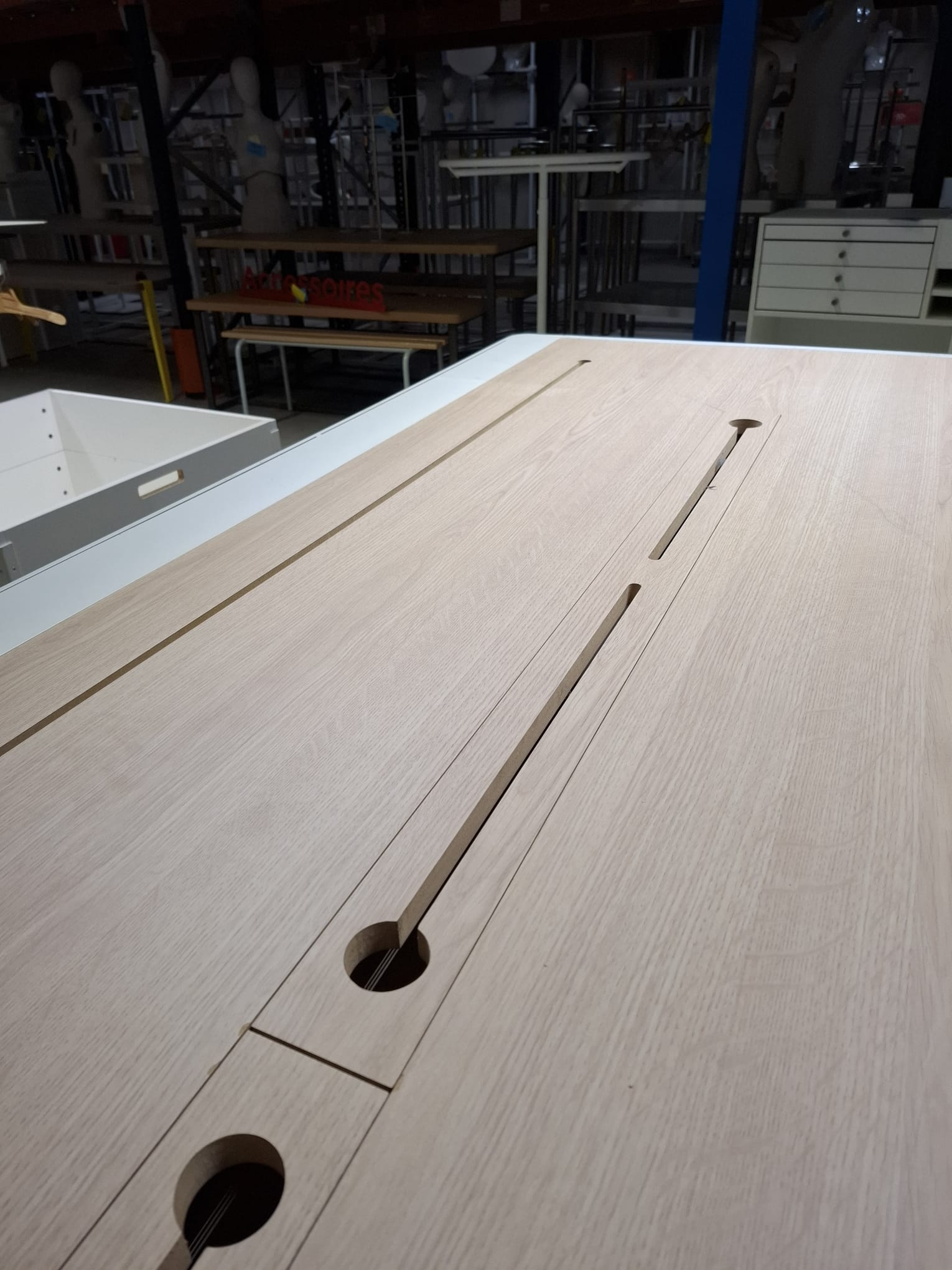 Table de présentation avec trappes de rangement L 500 cm – Image 8