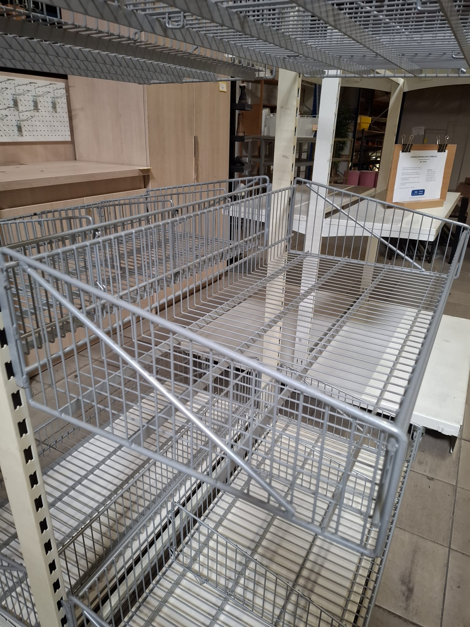 Gondole centrale avec 6 corbeilles – L104 cm