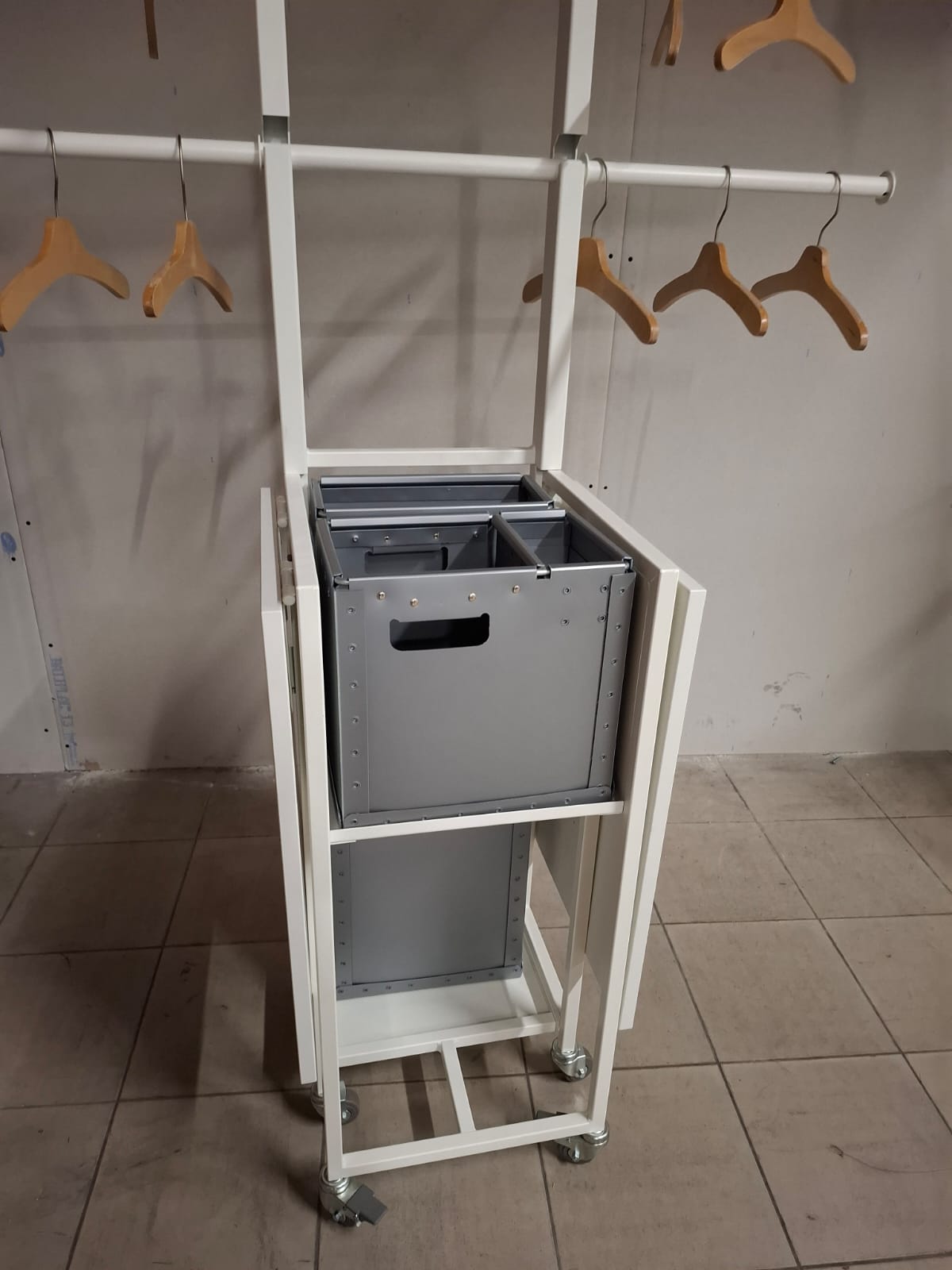 Table de travail mobile en bois et métal blanc – L158 cm