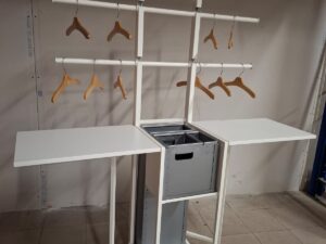 Table de travail mobile en bois et métal blanc – L158 cm