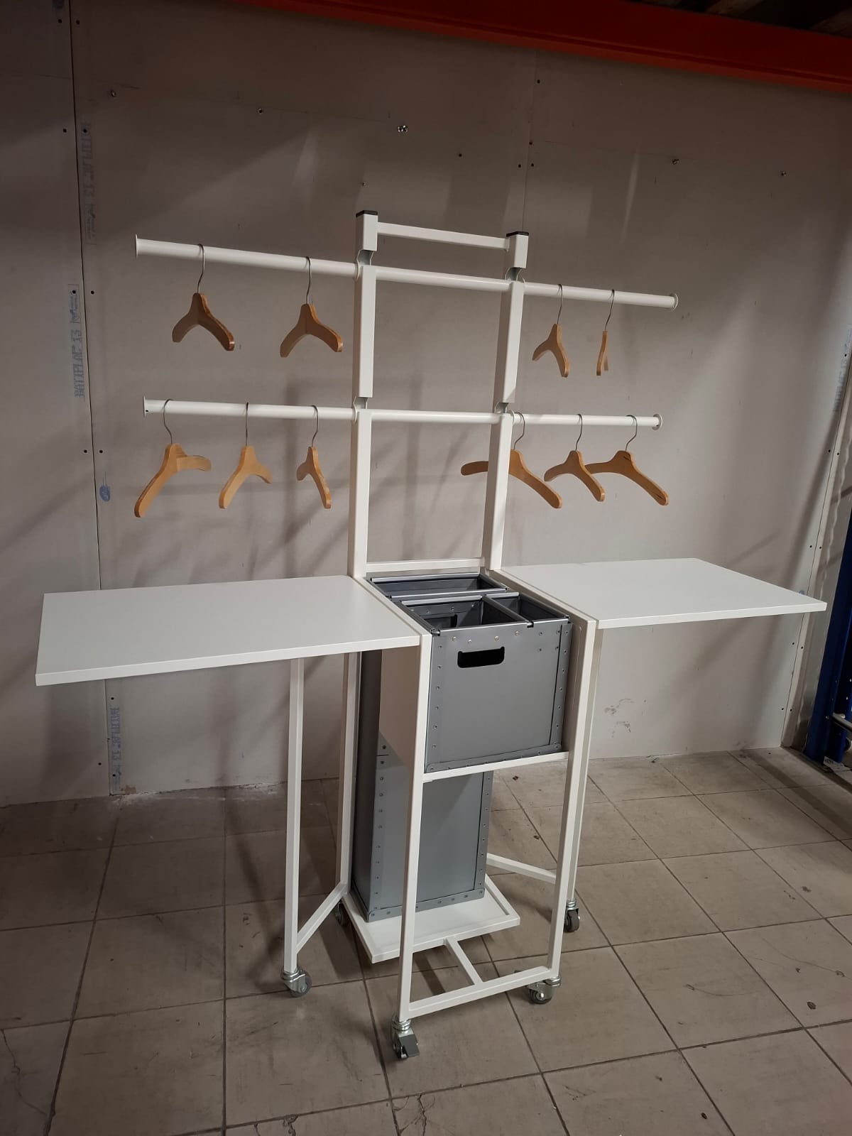 Table de travail mobile en bois et métal blanc – L158 cm