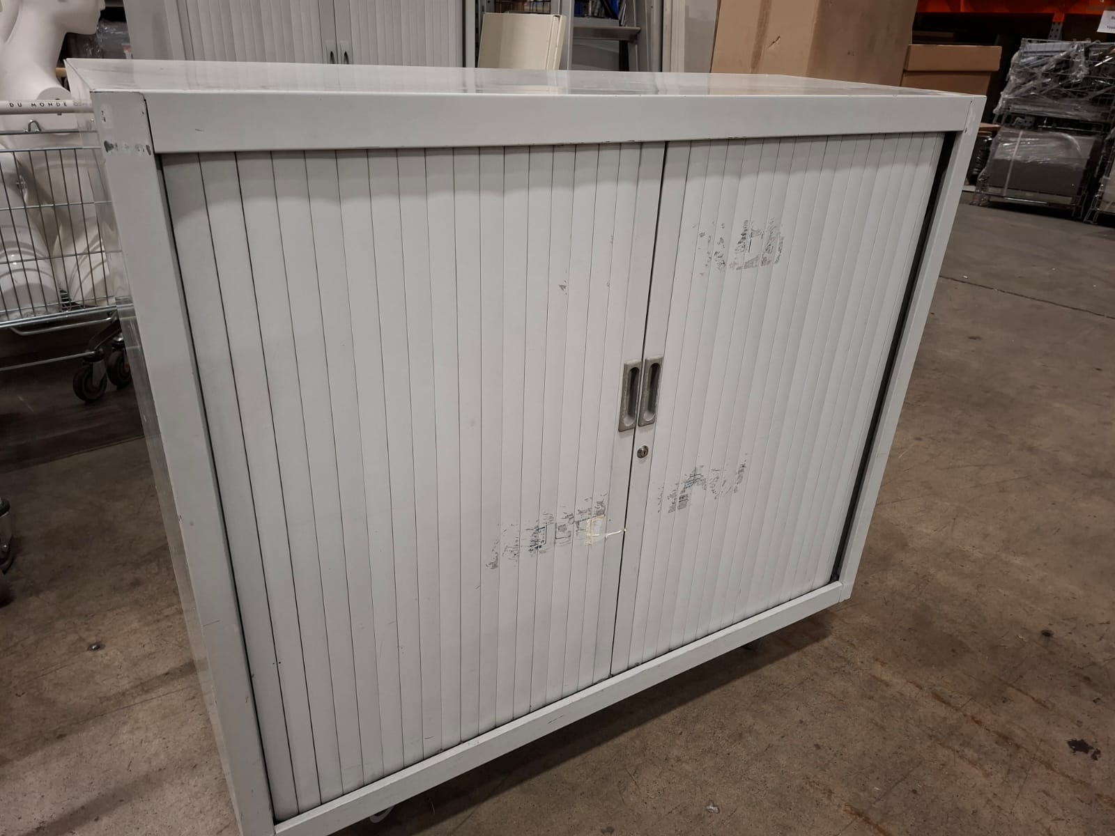 Armoire de bureau métallique grise sur roulettes sans clé – L120,5 cm