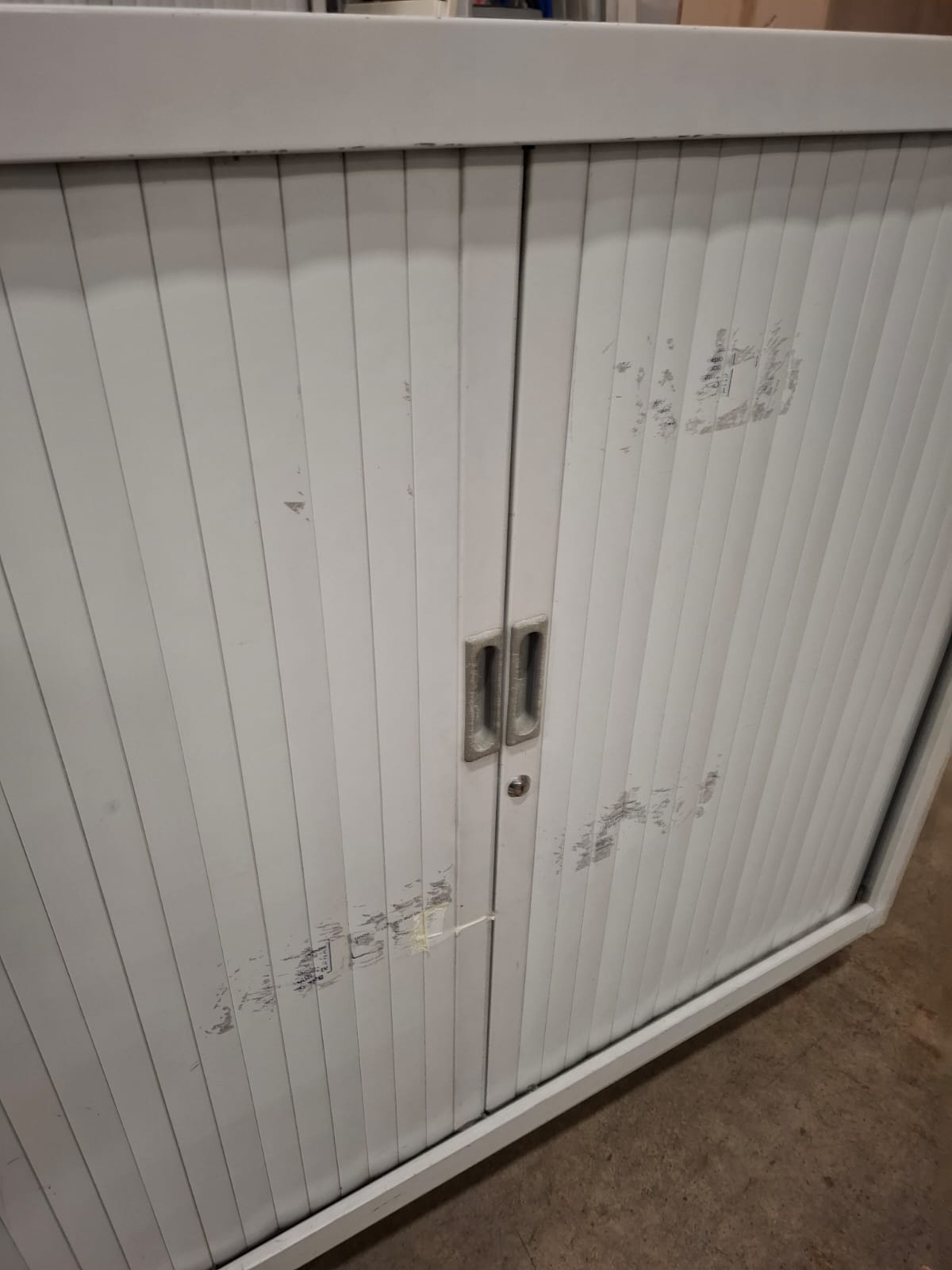 Armoire de bureau métallique grise sur roulettes sans clé – L120,5 cm