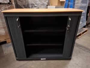 Armoire de bureau métallique gris et noir avec plateau bois – L120 cm