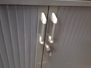 Armoire de bureau métallique gris et noir avec plateau bois – L120 cm