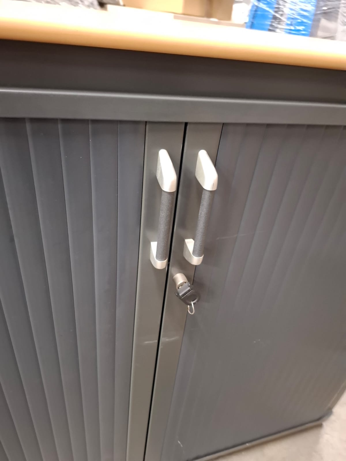 Armoire de bureau métallique gris et noir avec plateau bois – L120 cm