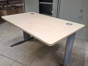 Bureau droit gris en bois et métal – L140 cm