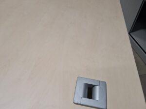 Bureau droit gris en bois et métal – L140 cm