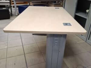 Bureau droit gris en bois et métal – L140 cm
