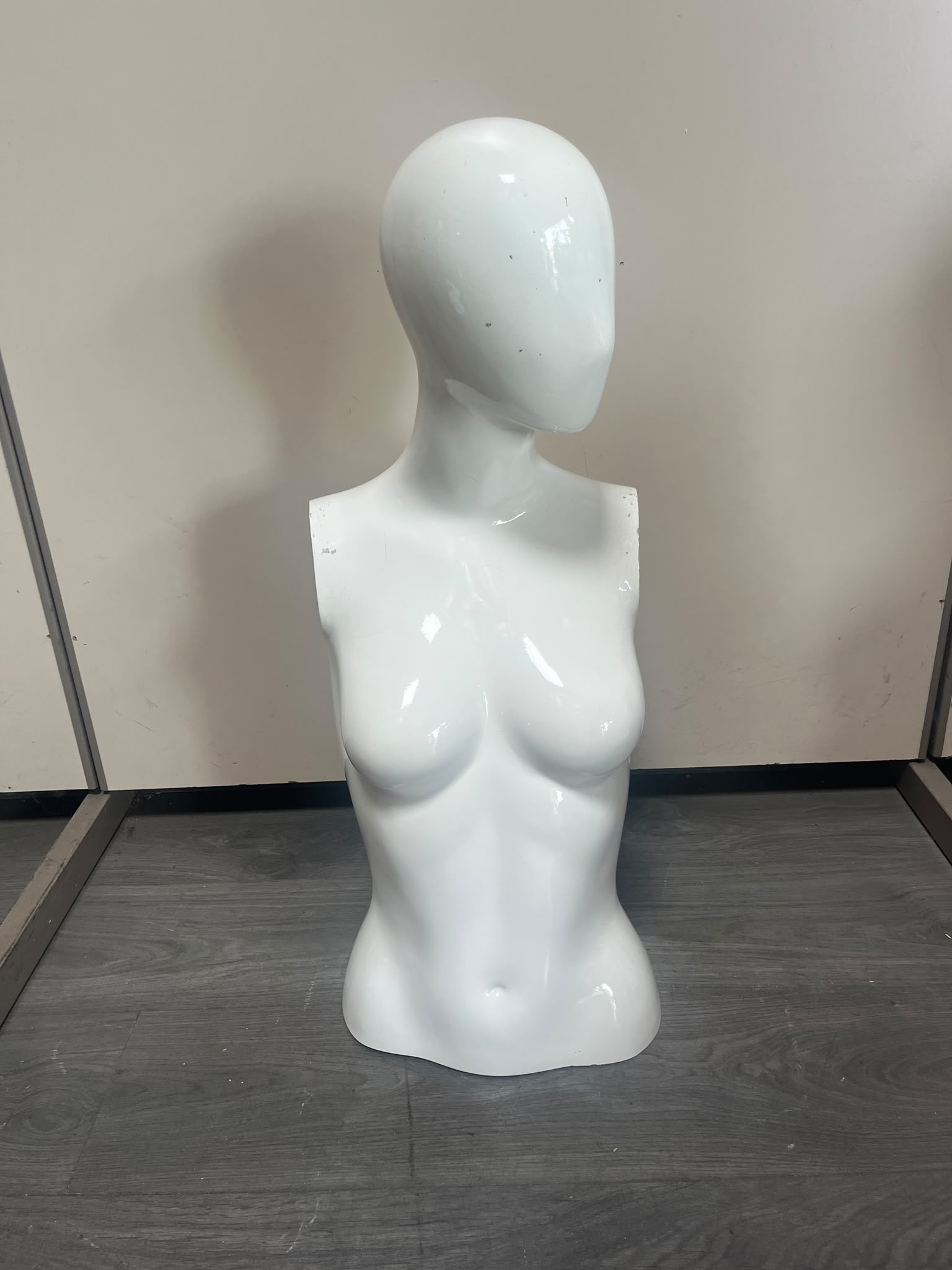Mannequin buste femme blanc en fibre de verre – H72 cm