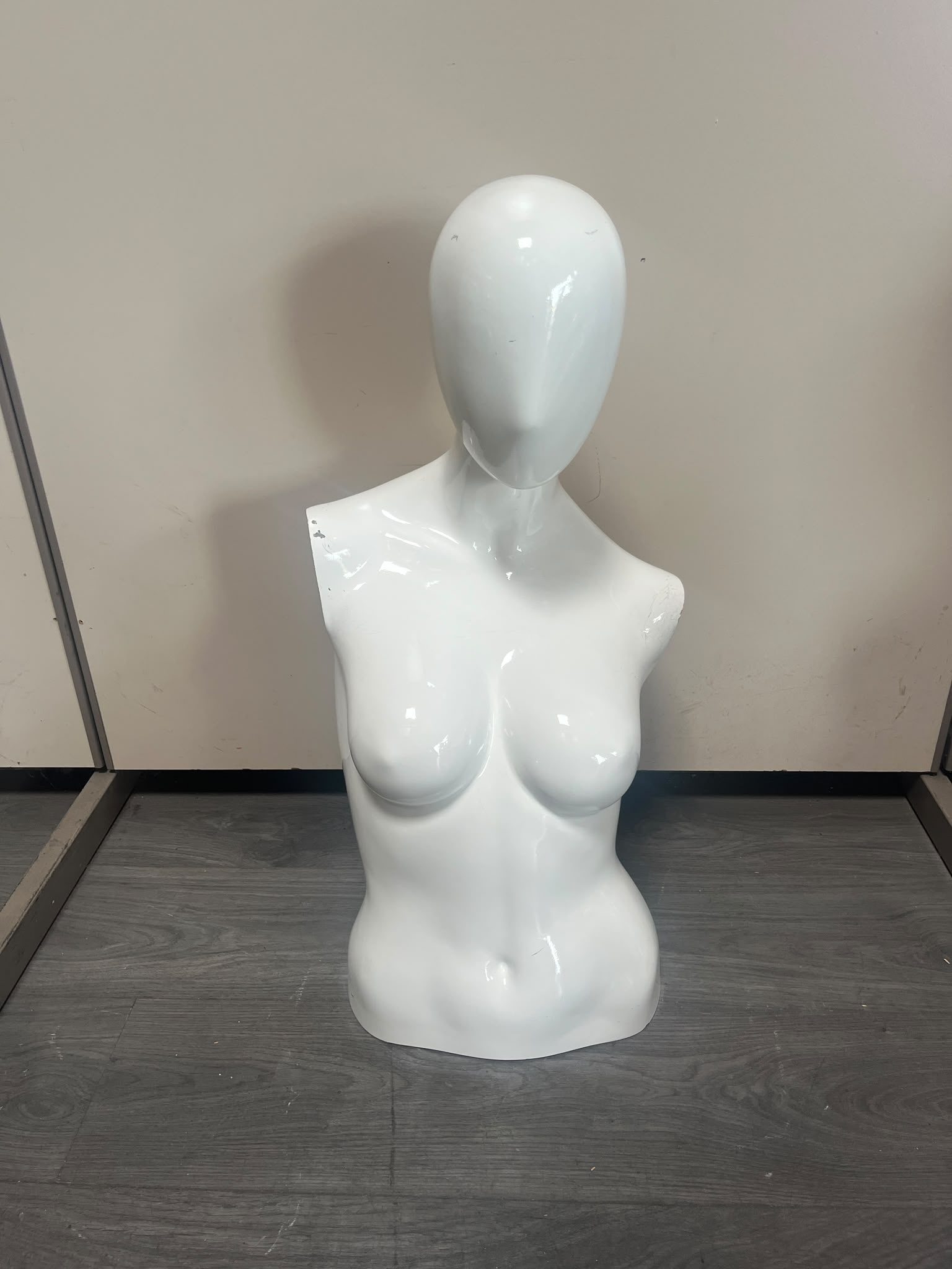 Mannequin buste femme blanc en fibre de verre – H72 cm